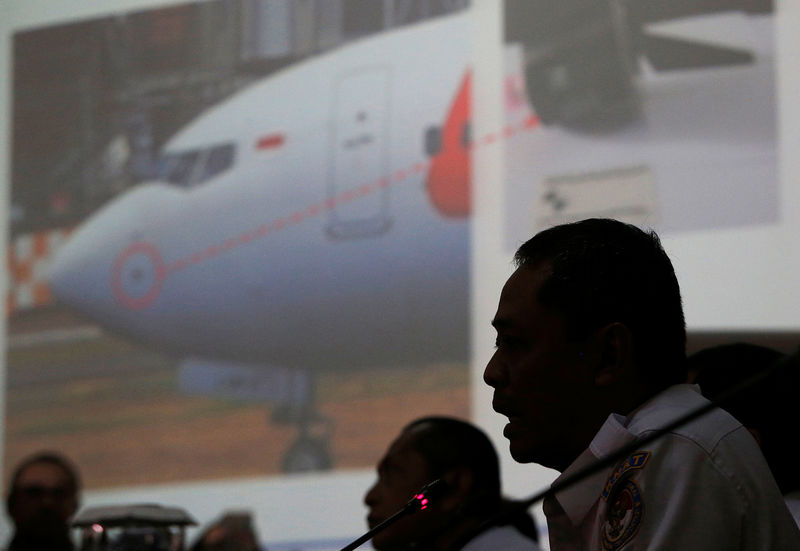 © Reuters. Indonesia's National Transportation Safety Committee (KNKT) sub-committee head for air accidents, Nurcahyo Utomo, speaks during a news conference on its investigation into a Lion Air plane crash last month, in Jakarta