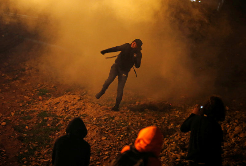 © Reuters. أمريكا تطلق الغاز المسيل للدموع لمنع مهاجرين من الدخول من المكسيك