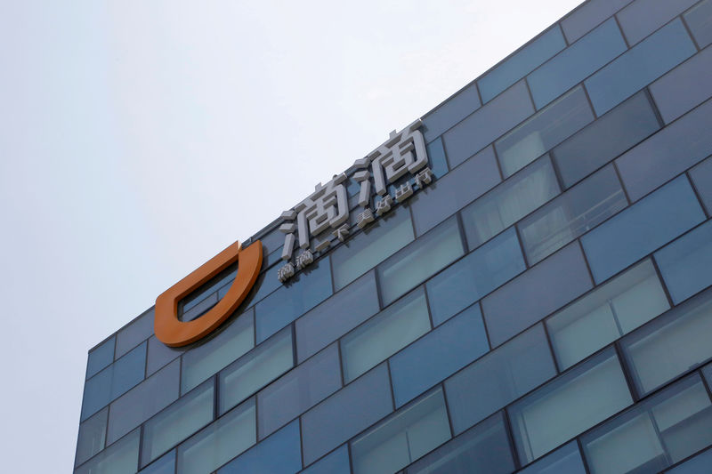 © Reuters. FILE PHOTO: Logo of Didi Chuxing is seen at its headquarters building in Beijing