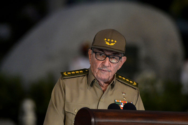 © Reuters. كاسترو يهاجم أمريكا في الذكرى الستين للثورة الكوبية