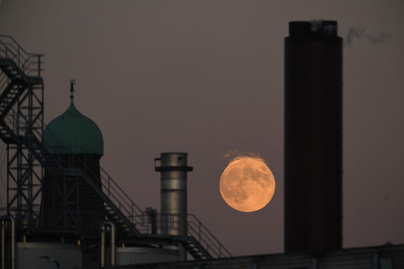 © Reuters. A strawberry moon is seen over chimneys at the Guinness factory during sunset in Dublin