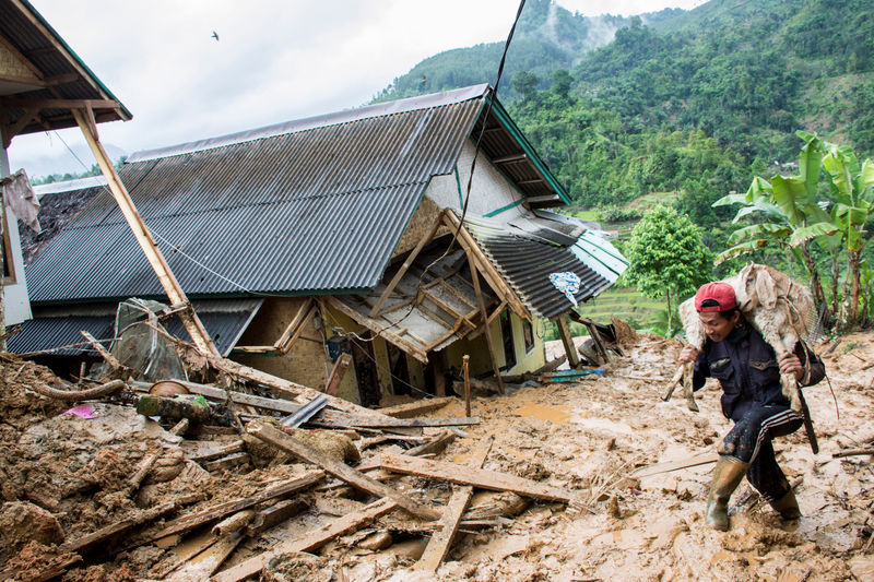 © Reuters. انهيارات أرضية تودي بحياة 15 على الأقل في إندونيسيا