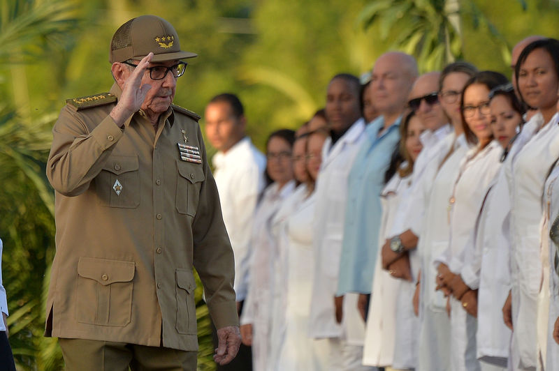 © Reuters. En aniversario de revolución cubana, Raúl Castro critica a Washington por rumbo de "confrontación"