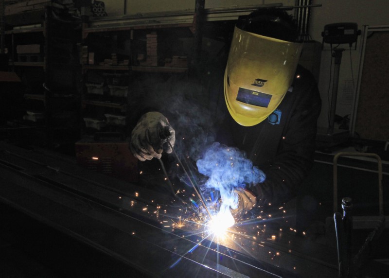 © Reuters. A worker welds at a Portuguese exporting factory in Pontinha, on the outskirts of Lisbon