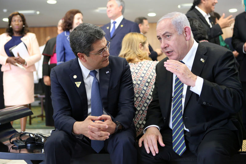 © Reuters. Premiê israelense, Benjamin Netanyahu, e presidente de Honduras, Juan Orlando Hernández