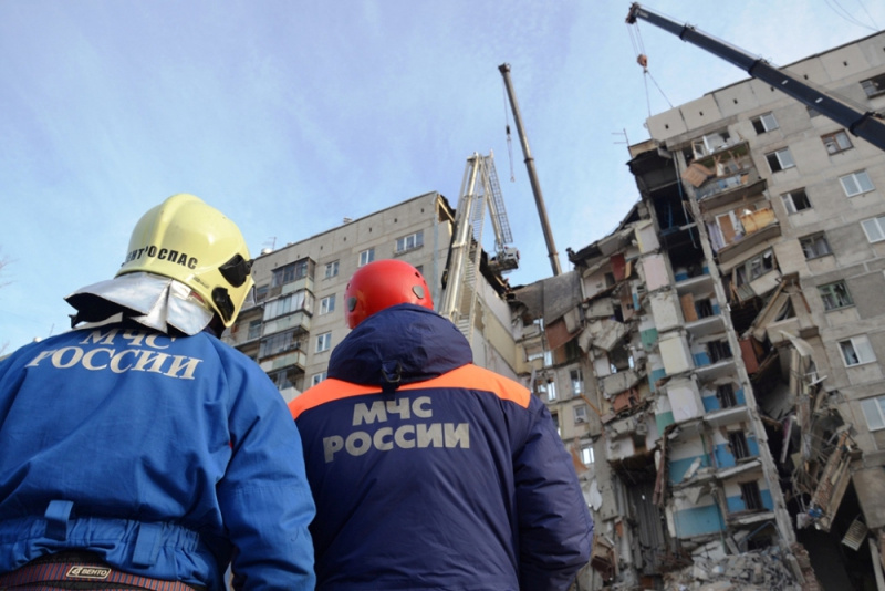 © Reuters. Rescuers work at the site of a partially collapsed apartment block in Magnitogorsk