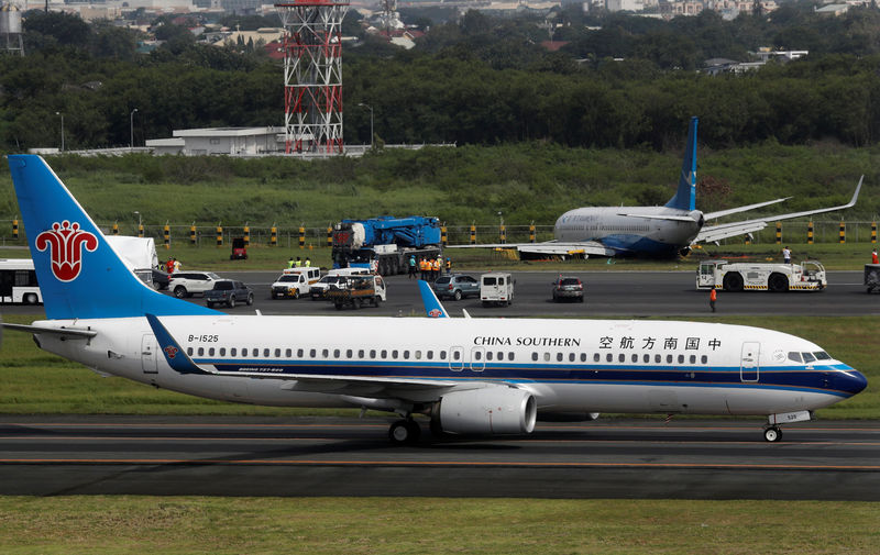 © Reuters. A China Southern passenger aircraft taxis in front of a Xiamen Air Boeing 737-800 that skidded off the runway at Ninoy Aquino International airport in Paranaque, Metro Manila