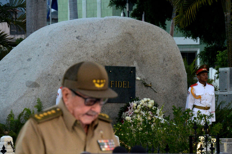 © Reuters. Líder do Partido Comunista de Cuba, Raúl Castro, discursa em cemitério de Santiago de Cuba