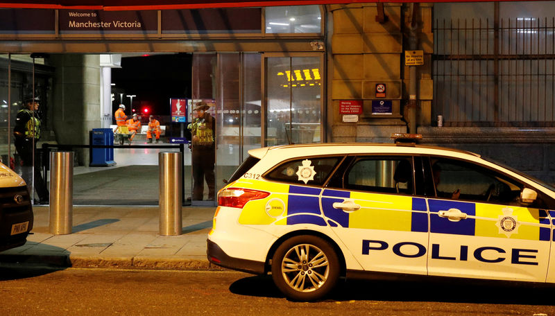 © Reuters. Carros de polícia em frente a estação de trem de Manchester cenário de ataque na véspera do Ano Novo