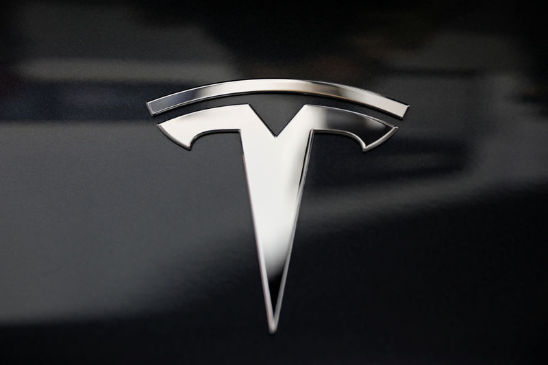 © Reuters. A Tesla logo is seen in Los Angeles