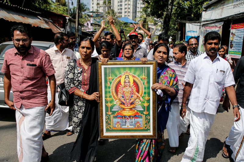 © Reuters. Manifestantes carregam imagem da divindade hindu “Ayappa” em protesto convocado por várias organizações hindus após duas mulheres visitarem o tempo Sabarimala, em  Kochi