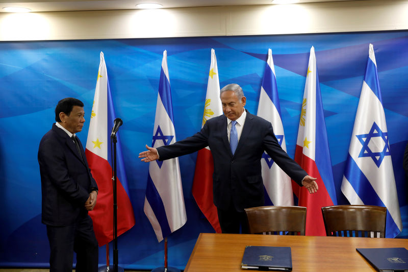 © Reuters. FILE PHOTO: Israeli Prime Minister Benjamin Netanyahu gestures to Philippine President Rodrigo Duterte during their meeting in Jerusalem