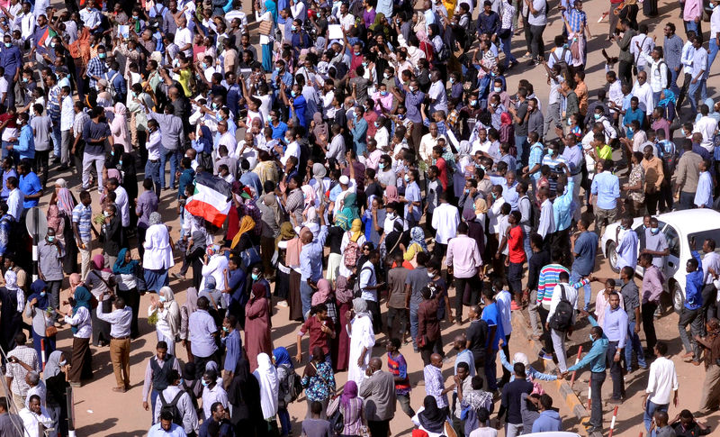 © Reuters. السودان يقيد الدخول على مواقع التواصل الاجتماعي لاحتواء الاحتجاجات