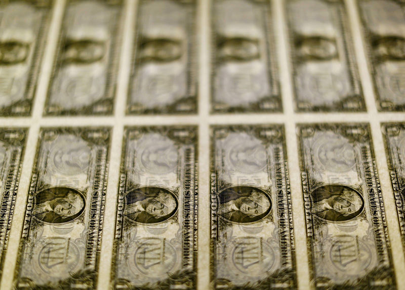 © Reuters. Notas de dólares são vistas em uma mesa de luz no Bureau of Engraving and Printing em Washington