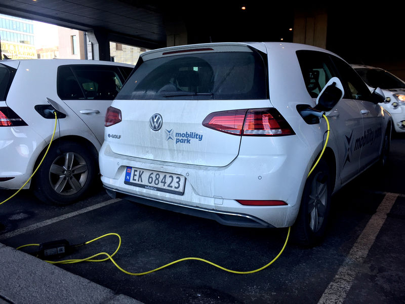 © Reuters. Los vehículos eléctricos en Noruega alcanzan un récord mundial con casi un tercio de las ventas