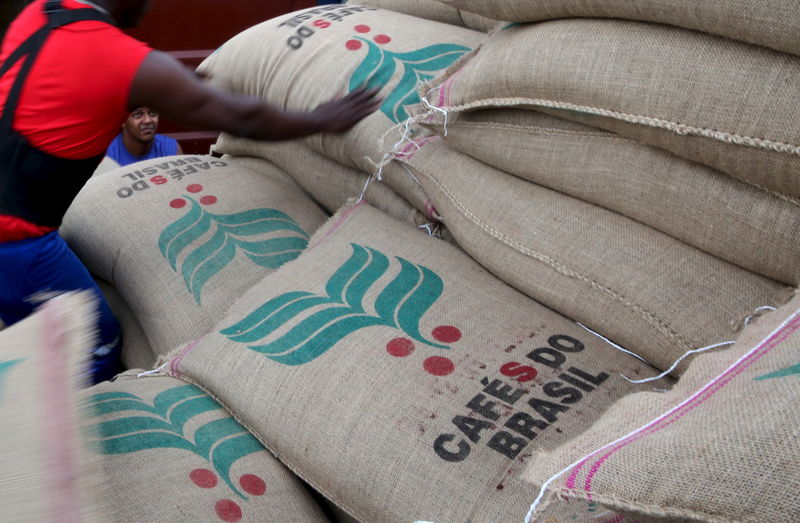 © Reuters. Trabalhadores carregam sacas de café para exportação no Porto de Santos