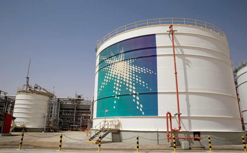 © Reuters. An Aramco oil tank is seen at the Production facility at Saudi Aramco's Shaybah oilfield in the Empty Quarter