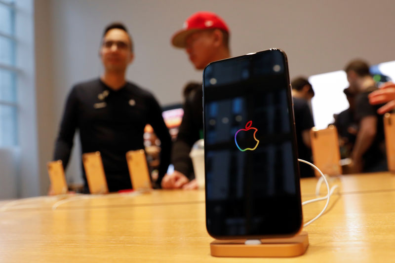 © Reuters. Imagen de archivo del iPhone Xs de Apple en exhibición en una tienda Apple Store en Manhattan, Nueva York