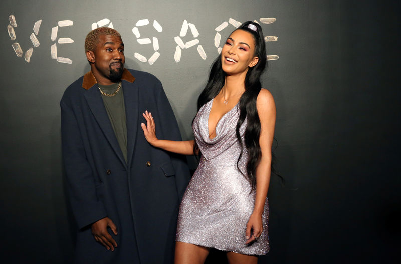 © Reuters. Foto de archivo de Kanye West y Kim Kardashian posando antes de un evento de Versace en Nueva York