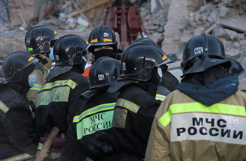 © Reuters. Rescuers gather at the site of a partially collapsed apartment block in Magnitogorsk