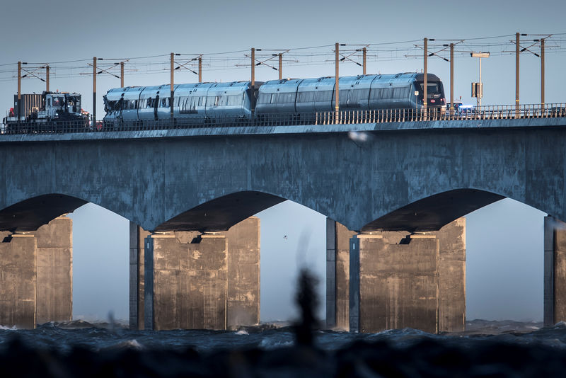 © Reuters. La policía danesa eleva a 8 la cifra de muertos en el accidente de tren