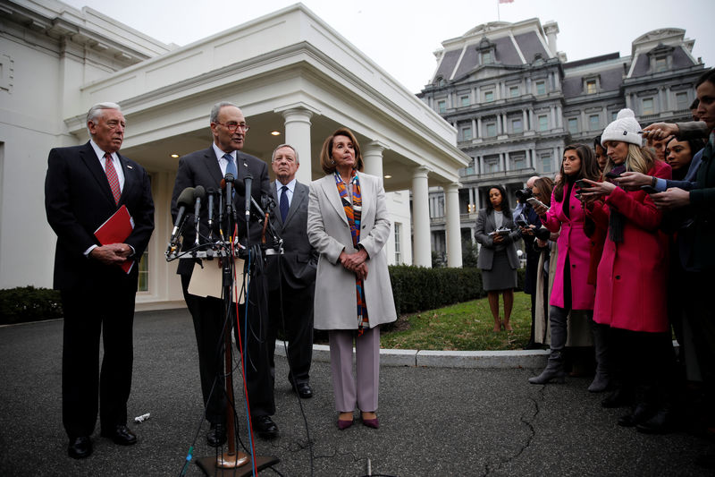 © Reuters. Líder democrata no Senado, Chuck Schumer, concede entrevista ao lado da líder democrata na Câmara, Nancy Pelosi, e outros parlamentares do partido, após reunião na Casa Branca com o presidente Donald Trump, em Washington