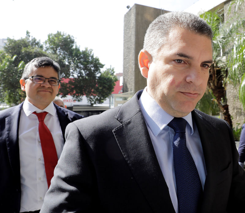 © Reuters. Procuradores peruanos Rafael Vela e José Domingo Pérez durante visita a São Paulo como parte das investigações de inquérito da Odebrecht