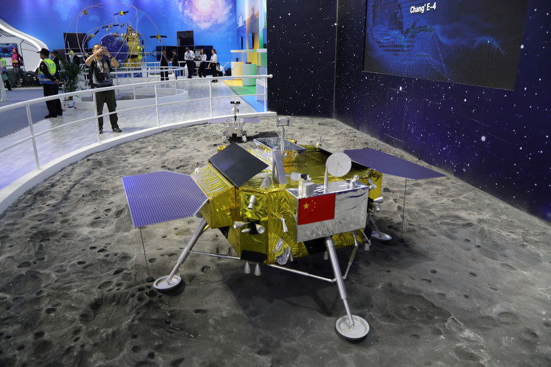 © Reuters. Modelo da sonda lunar chinesa Chang'e 4 em exposição em Zhuhai