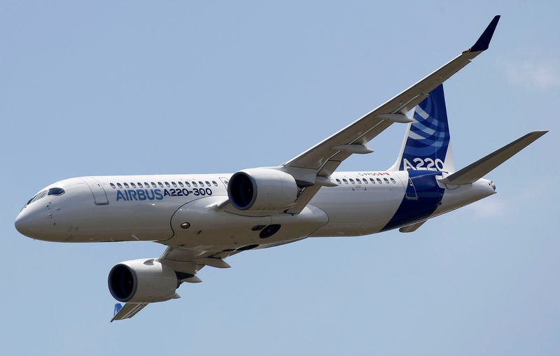 © Reuters. FILE PHOTO: An Airbus A220-300 aircraft flies during its unveiling in Colomiers near Toulouse