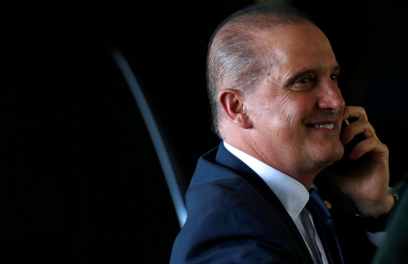 © Reuters. Congressman Onyx Lorenzoni, the future presidential chief of staff, arrives for a meeting with President-elect Jair Bolsonaro at the transition government building in Brasilia