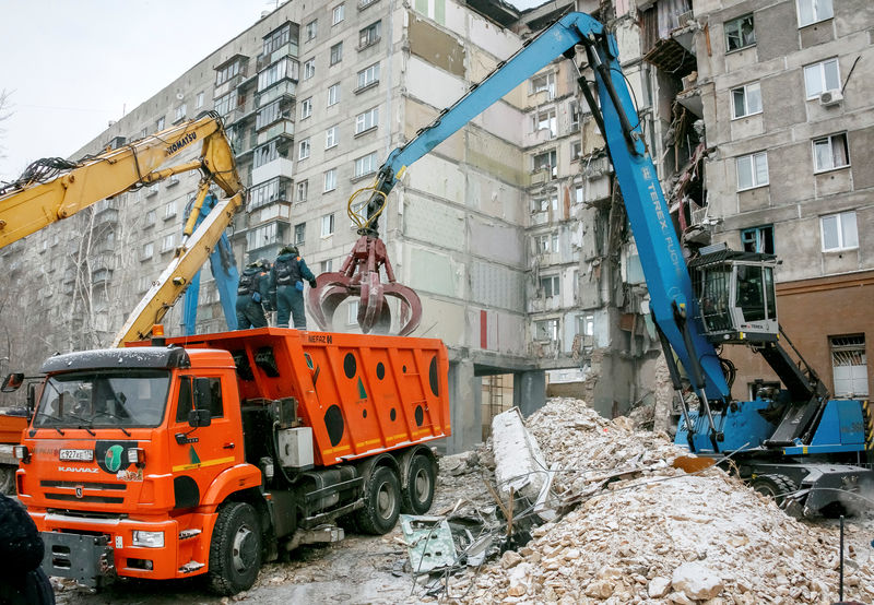 © Reuters. Equipe de resgate trabalham nos escombros de prédio que desabou parcialmente em Magnitogorsk, na Rússia