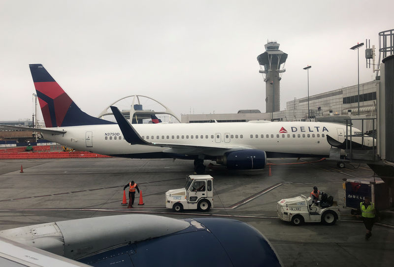 © Reuters. A Delta Air Lines Boeing 737 plane sits at the gate at LAX airport in Los Angeles