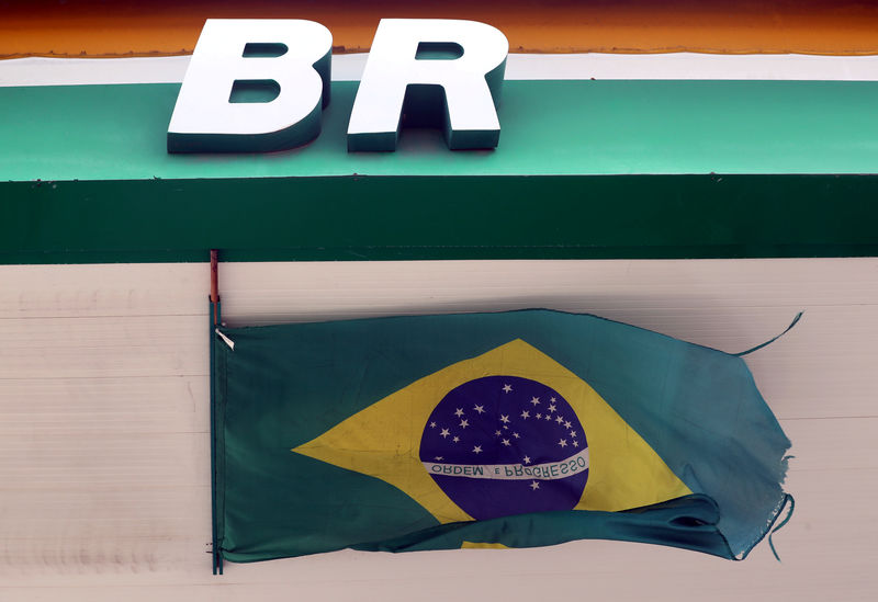 © Reuters. FILE PHOTO: The logo of Brazil's state-run oil company Petrobras is pictured at a gas station in Natal