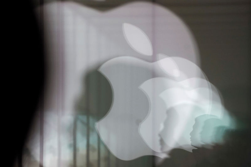 © Reuters. Logos da Apple refletidos em loja da empresa em Xangai