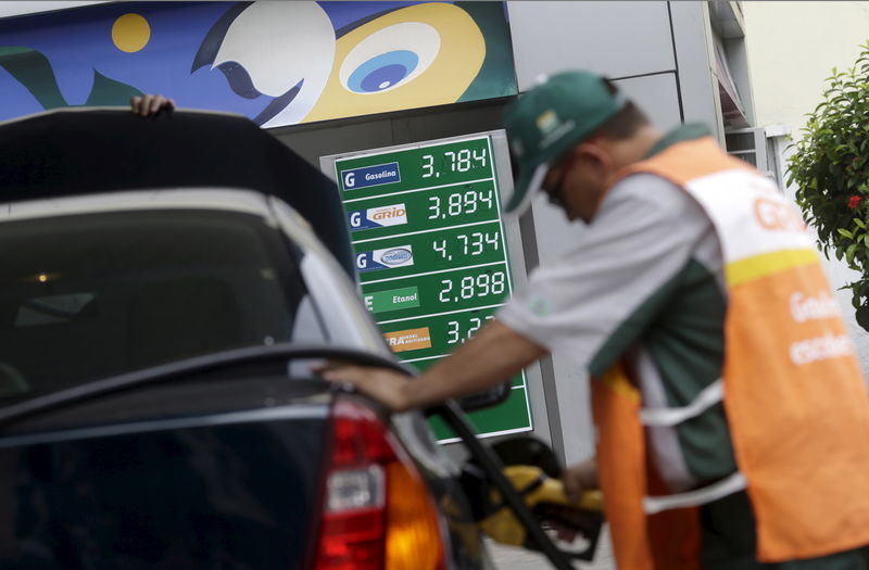 © Reuters. Frentista abastece carro em posto de combustíveis no Rio de Janeiro