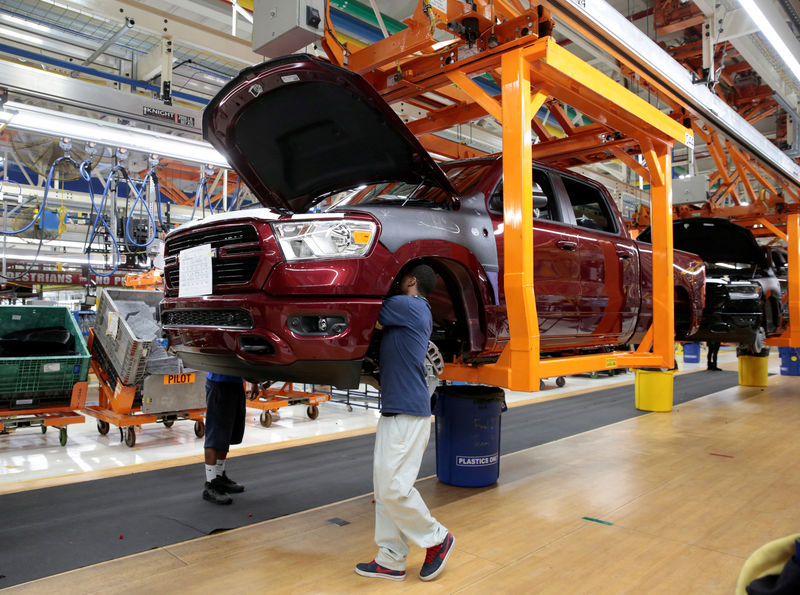 © Reuters. FILE PHOTO: Fiat Chrysler Automobiles assembly workers build 2019 Ram pickup trucks on 'Verticle Adjusting Carriers' at the FCA Sterling Heights Assembly Plant in Sterling Heights Michigan