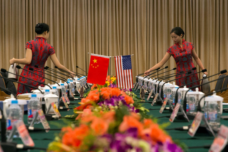 © Reuters. Tea hostesses prepare drinks ahead of the first China-US judicial dialogue held at the Rui'an hotel in Beijing