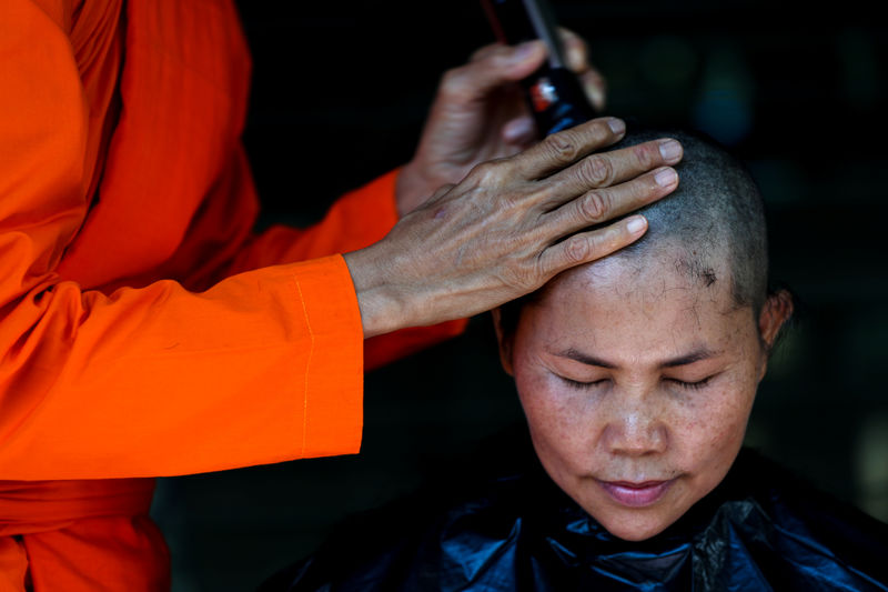 © Reuters. WIDER IMAGE-Las monjas budistas rebeldes de Tailandia desafían la tradición