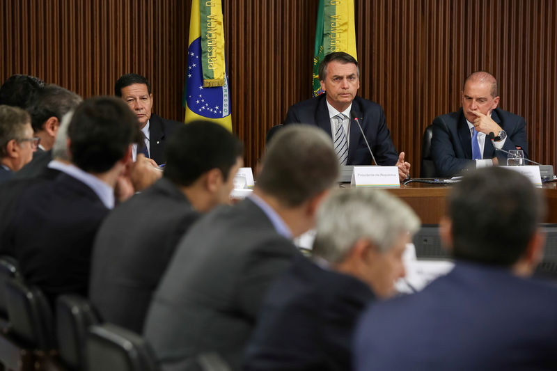 © Reuters. Bolsonaro dice que está abierto a debatir la opción de una base militar de EEUU en Brasil