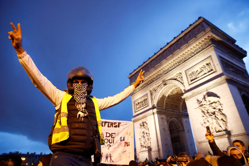 © Reuters. DES "GILETS JAUNES" APPELLENT À UN ACTE 8, REFUSENT LE DÉBAT NATIONAL