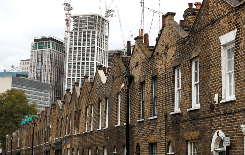 © Reuters. El precio de la vivienda británica sufre la cercanía del Brexit