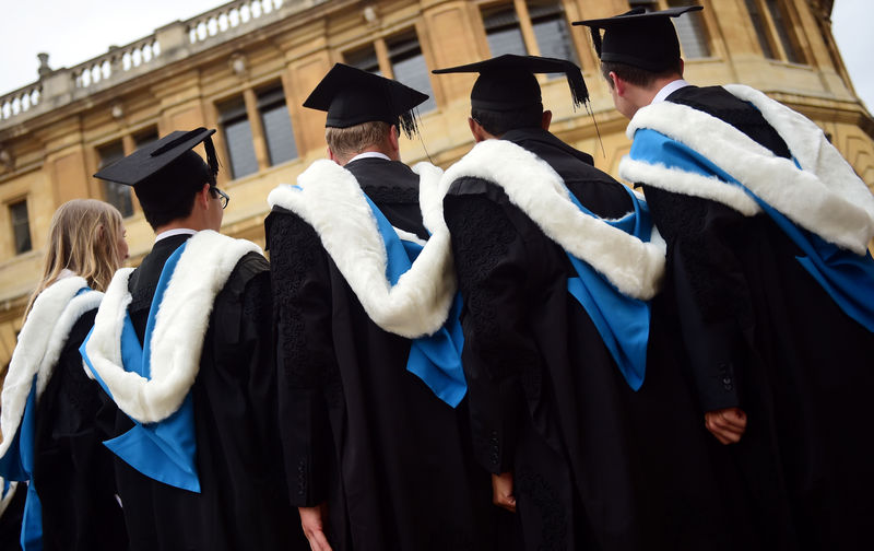 © Reuters. FILE PHOTO - Graduates pose for a photograph outside the Sheldonian Theatre after a graduation ceremony at Oxford University, in Oxford