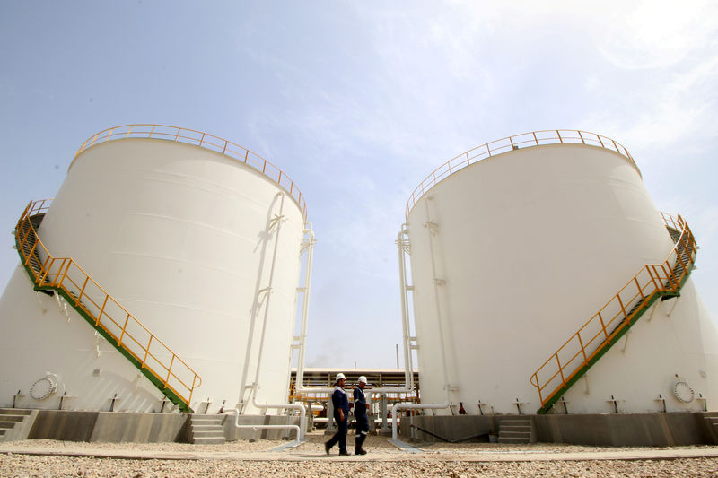 © Reuters. FILE PHOTO: Oil tanks are seen at the gas field of Siba in Basra