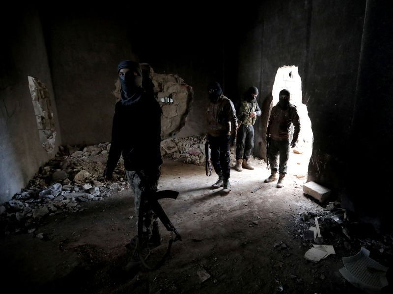 © Reuters. Rebeldes sírios apoiados pela Turquia na cidade de Tadef, em Aleppo