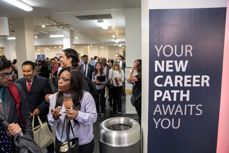 © Reuters. FILE PHOTO: Job seekers and recruiters gather at TechFair in Los Angeles