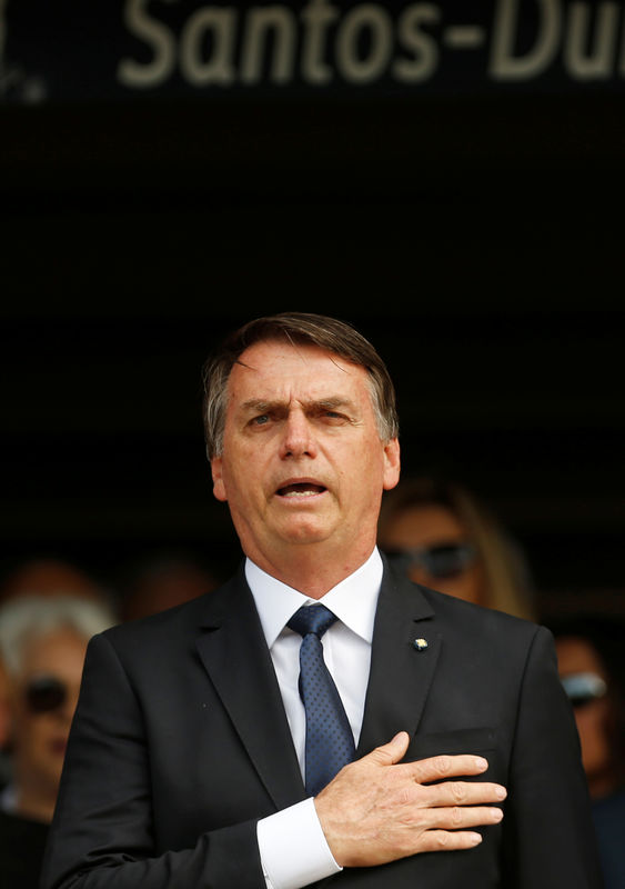 © Reuters. Presidente Jair Bolsonaro durante execução do Hino Nacional em Brasília