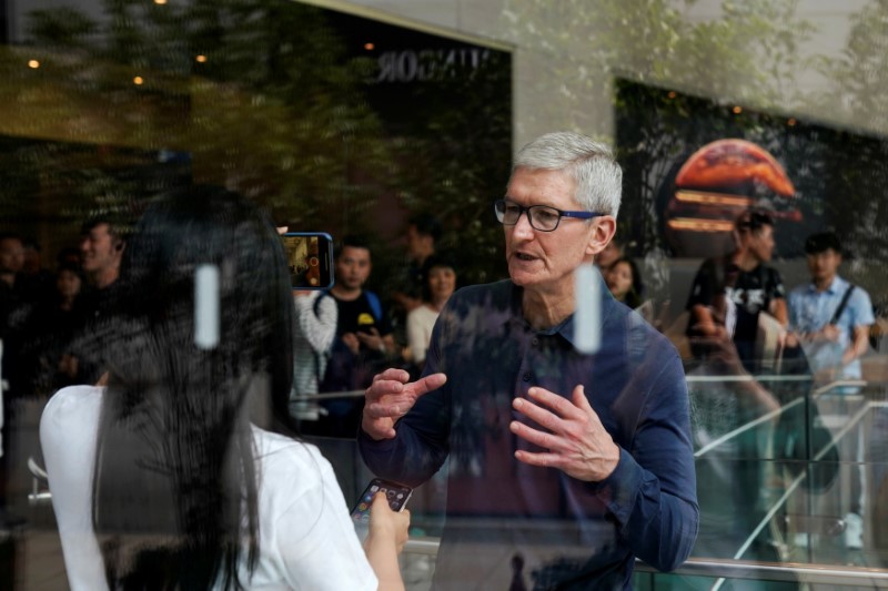 © Reuters. FILE PHOTO: Apple CEO Tim Cook visits an Apple store in Shanghai