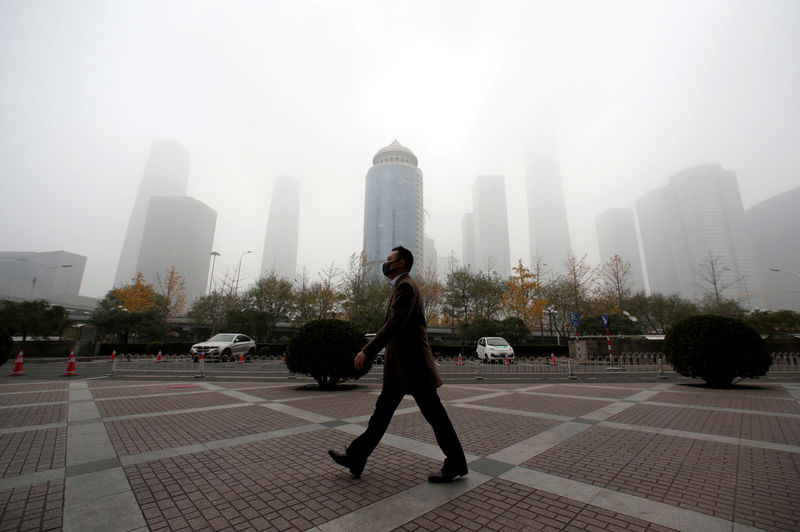 © Reuters. العاصمة الصينية تتمكن من خفض انبعاثات الضباب الدخاني 12% في 2018