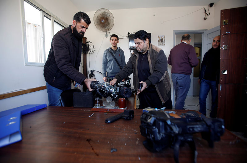 © Reuters. حماس تعتقل خمسة أشخاص في غزة للاشتباه باقتحامهم محطة تلفزيون داعمة لعباس