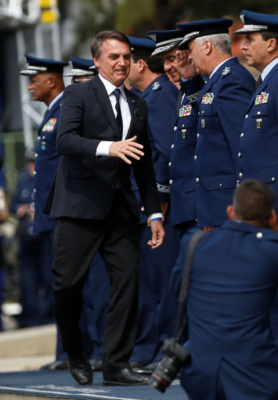 © Reuters. الجيش البرازيلي يشعر باستياء من استعداد بولسونارو لإقامة قاعدة أمريكية